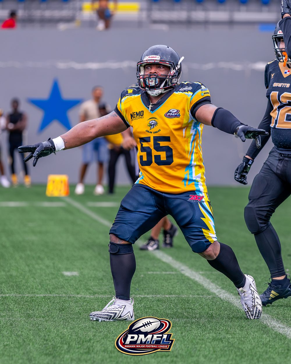 Un jugador de los Colón Eagles da una indicación en el campo durante el partido ante los Saints