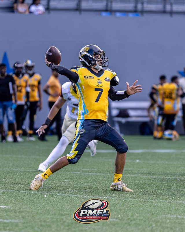 El quarterback número 7 de los Colón Eagles arma el brazo para lanzar
